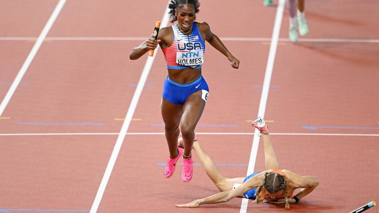 The baton bounced out of Femke Bol’s hand. Photo by Hannah Peters/Getty Images)