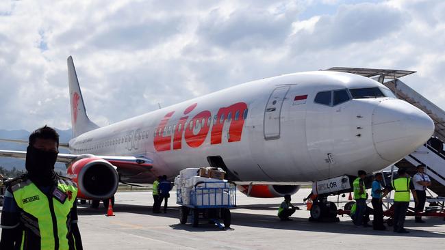 This photo taken on October 10, 2018 shows a Lion Air Boeing 737-800 aircraft at the Mutiara Sis Al Jufri airport in Palu. - An Indonesian Lion Air passenger plane went missing on October 29, 2018 shortly after taking off from the capital Jakarta, an aviation authority official said, adding that a search and rescue operation is under way. (Photo by ADEK BERRY / AFP)