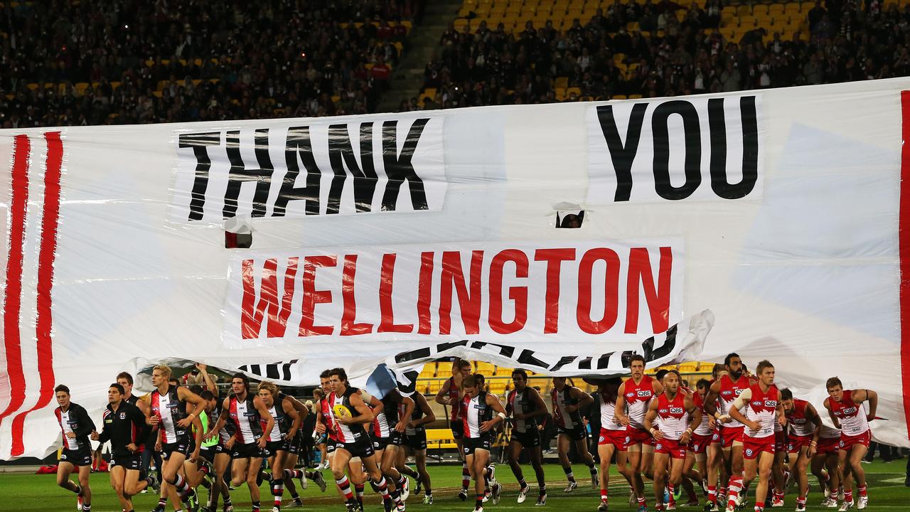 Sydney and St Kilda run through the banner in Wellington.