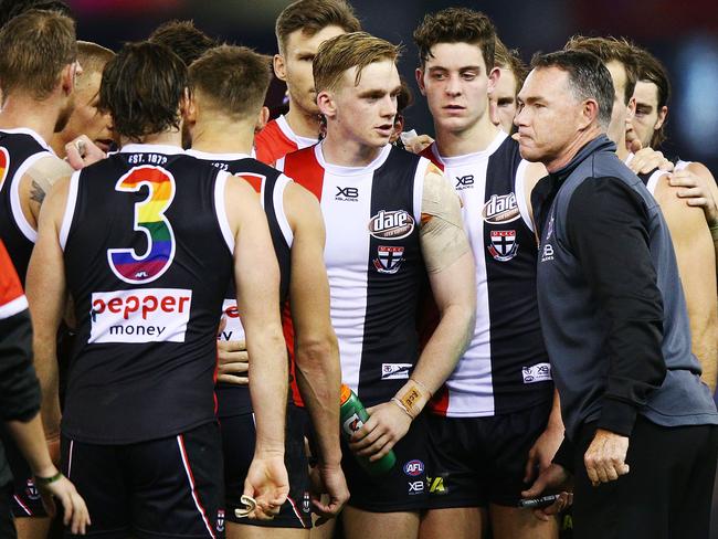 MELBOURNE, AUSTRALIA - JUNE 09:  Saints head coach Alan Richardson speaks to his players during the round 12 AFL match between the St Kilda Saints and the Sydney Swans at Etihad Stadium on June 9, 2018 in Melbourne, Australia.  (Photo by Michael Dodge/Getty Images)