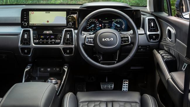 Leading interior features of the Kia Sorento Hybrid are a 10.25-inch central touchscreen with in-built satnav as well as smartphone mirroring apps Apple CarPlay and Android Auto, Bose sound system, along with a rotary dial gear selector.