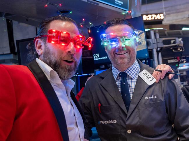 NEW YORK, NEW YORK - DECEMBER 29: Traders work on the floor of the New York Stock Exchange (NYSE) on the last day of trading for the year on December 29, 2023 in New York City. The Dow was up slightly in morning trading in what has been a strong year for the stock market despite many economists predictions that the American economy would experience a recession.   Spencer Platt/Getty Images/AFP (Photo by SPENCER PLATT / GETTY IMAGES NORTH AMERICA / Getty Images via AFP)