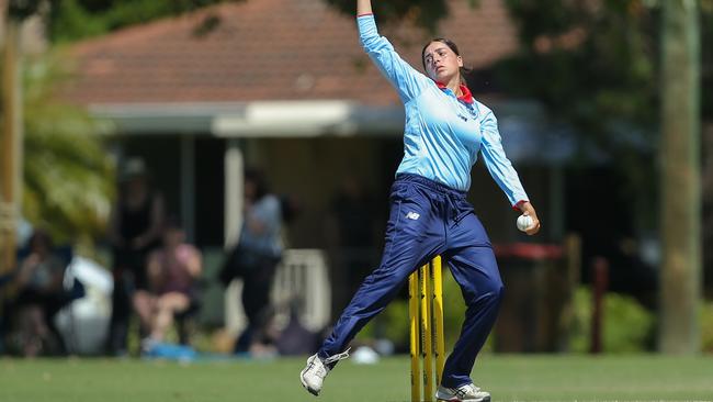 Samira Dimeglio bowling for NSW Metro at the U19 Female National Cricket Championships in Perth, 8 December 2022. Picture: Cricket NSW