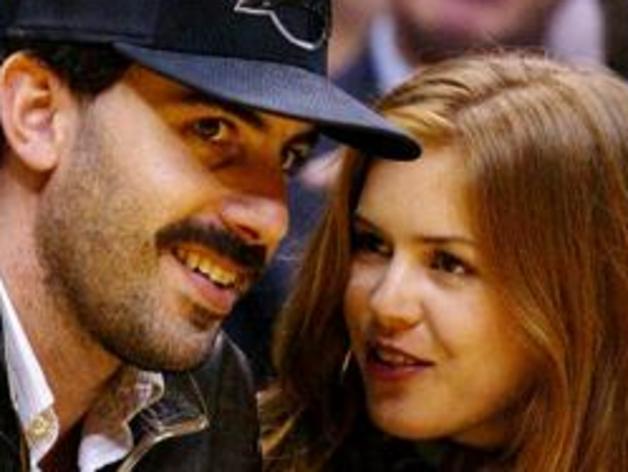 25/02/2007 FEATURES: LOS ANGELES - JANUARY 28: Ali G Comedian Sacha Baron Cohen and girlfriend Isla Fisher attend the game between the Los Angeles Lakers and the Seattle Supersonics on January 28, 2004 in Los Angeles, California. (Photo by Vince Bucci/Getty Images)