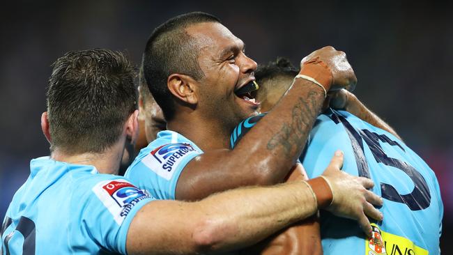 Bernard Foley and Kurtley Beale of the Waratahs congratulate Israel Folau of the Waratahs