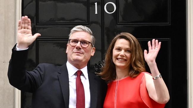 *** BESTPIX *** LONDON, ENGLAND - JULY 5:  Labour leader and incoming Prime Minister Sir Keir Starmer and wife Victoria greet supporters as they enter 10 Downing Street following Labour's landslide election victory  on July 5, 2024 in London, England. The Labour Party won a landslide victory in the 2024 general election, ending 14 years of Conservative government. (Photo by Leon Neal/Getty Images)