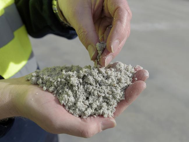 An employee holds processed lithium for a photograph at a Talison Lithium Ltd. facility, a joint venture between Tianqi Lithium Corp. and Albemarle Corp., in Greenbushes, Australia, on Thursday, Aug. 3, 2017. Rising Chinese demand for lithium-ion batteries needed for electric vehicles and energy storage is driving significant price gains and an asset boom in Australia, already the world's largest lithium producer. Photographer: Carla Gottgens/Bloomberg