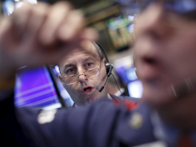 Traders work on the floor of the New York Stock Exchange October 15, 2015. REUTERS/Brendan McDermid
