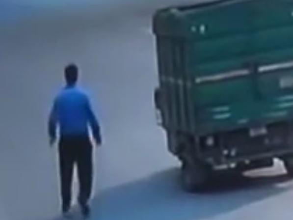 Hundreds ignore dying man on street