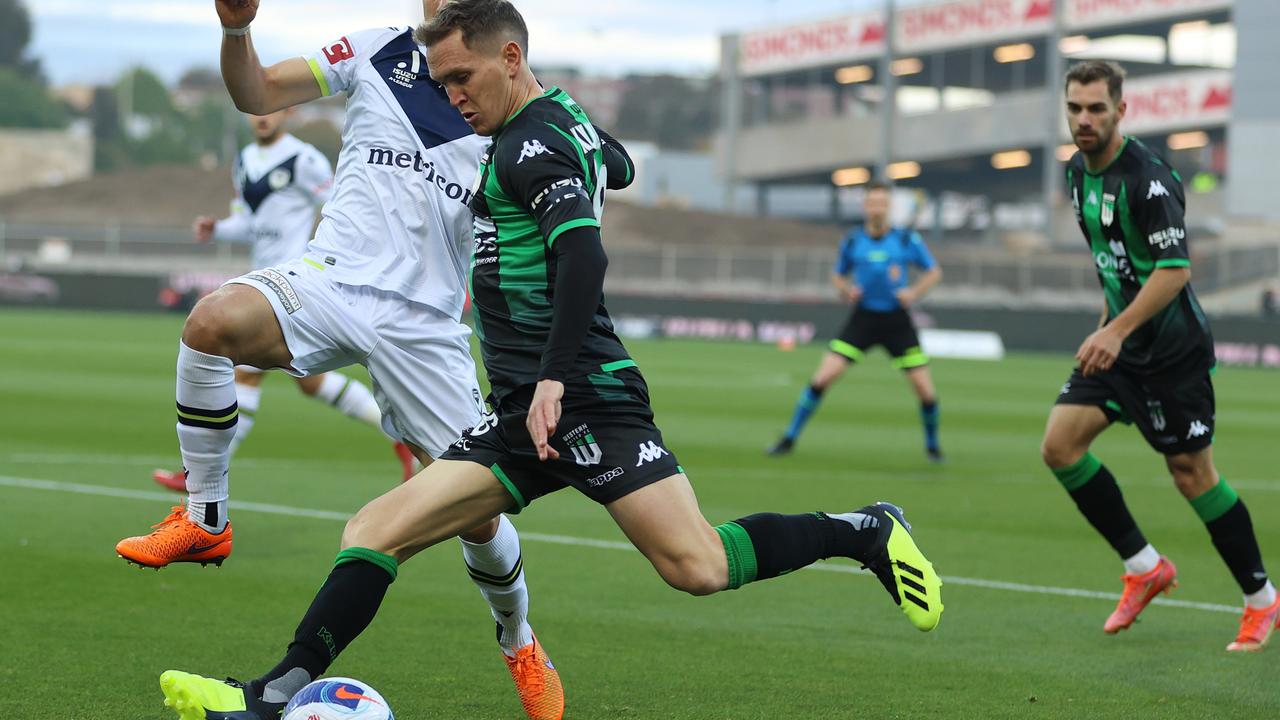 Neil Kilkenny on the ball against Melbourne Victory: Picture: Robert Cianflone / Getty Images