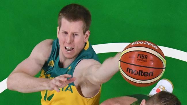 An overview shows Australia's power forward Brock Motum (L) scoring past Lithuania's power forward Domantas Sabonis during a Men's quarterfinal basketball match between Australia and Lithuania at the Carioca Arena 1 in Rio de Janeiro on August 17, 2016 during the Rio 2016 Olympic Games. / AFP PHOTO / Andrej ISAKOVIC