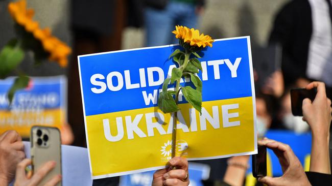 This picture show a demonstration in front of the European Parliament after a special plenary session on the Russian invasion of Ukraine at the EU headquarters in Brussels on March 01, 2022. (Photo by JOHN THYS / AFP)