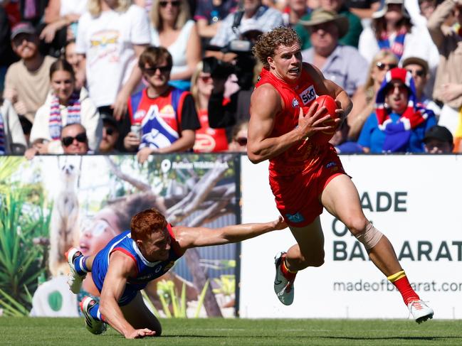 Jed Walter skips away from Ed Richards on debut. Picture: Dylan Burns/AFL Photos via Getty Images