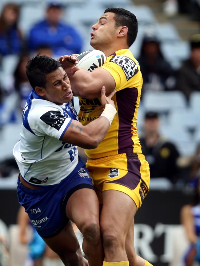 Te'o runs over Ben Barba. Picture: Gregg Porteous