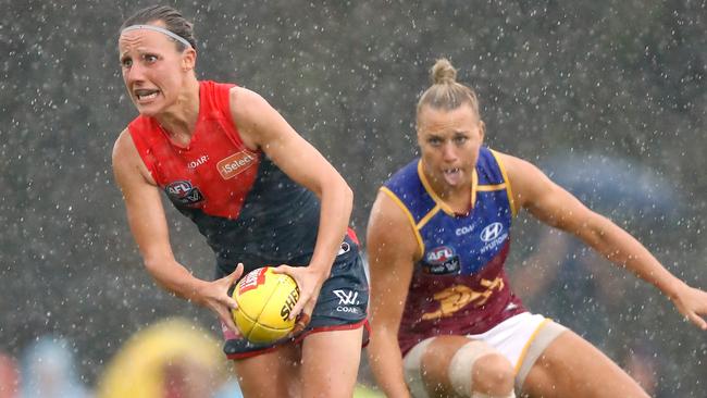 Karen Paxman in action for Melbourne against Brisbane.