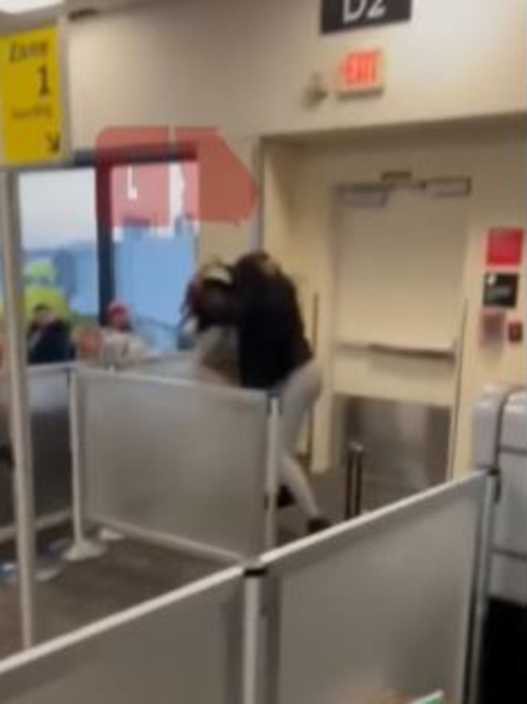 A pregnant woman can be seen brawling with an airline manager. Picture: Twitter