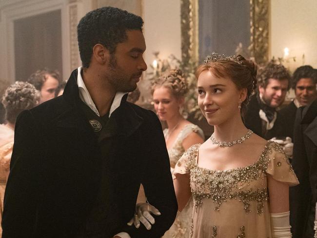 Regé-Jean Page and Phoebe Dynevor in Bridgerton.