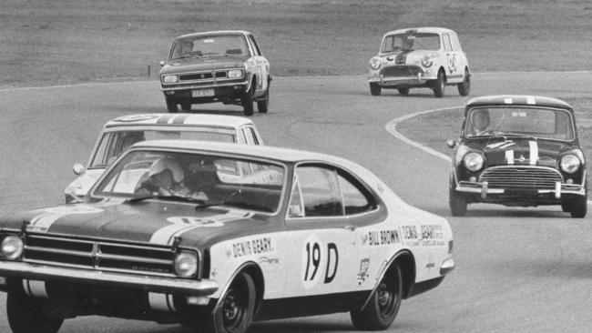 Surfers paradise International raceway file pic Denis Geary 1969 - sport motor racing action Holden Torana Morris Mini