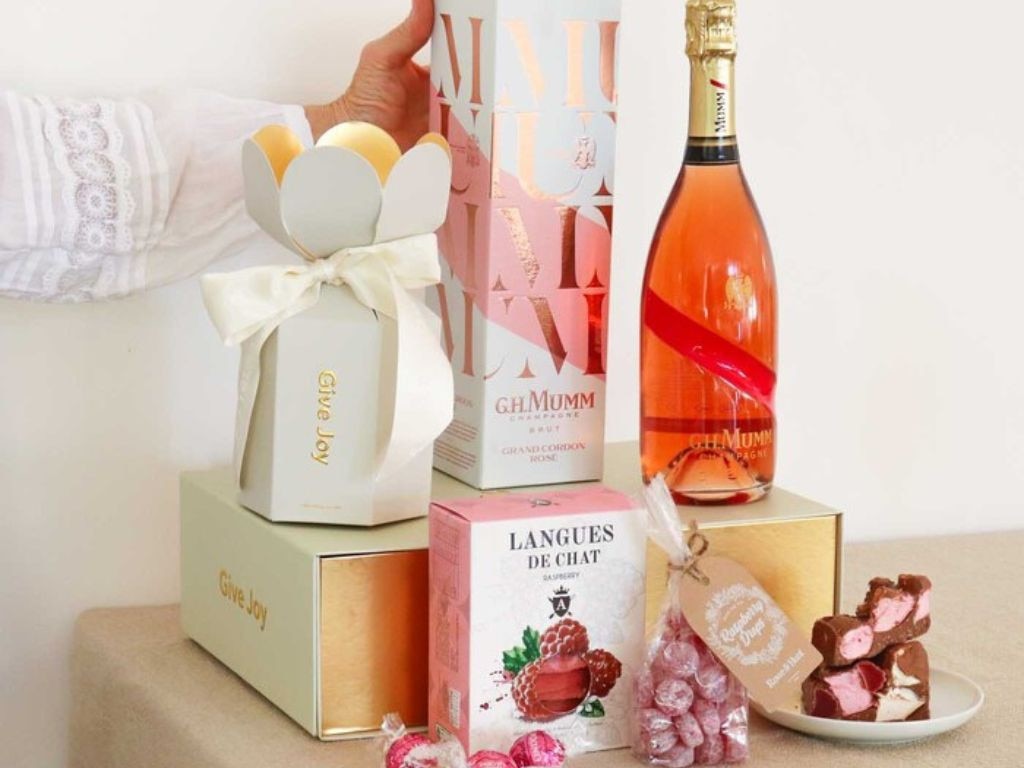 Edible Blooms Champagne Gift Hamper.