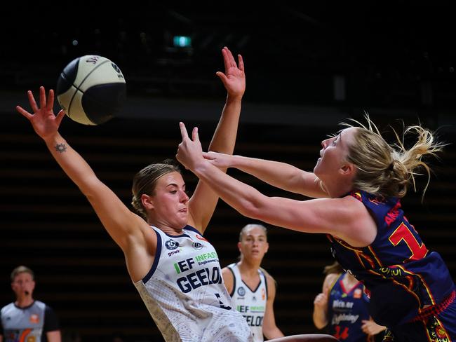 ADELAIDE, AUSTRALIA - FEBRUARY 16: Haylee Andrews of the Adelaide Lightning and Elissa Brett of Geelong United during the round 15 WNBL match between Adelaide Lightning and Geelong United at Adelaide 36ers Arena, on February 16, 2025, in Adelaide, Australia. (Photo by Sarah Reed/Getty Images)