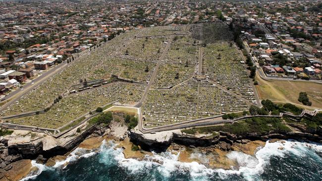 A view of Waverley Cemetery in 2009, showing the clifftop as it looked before the storm.