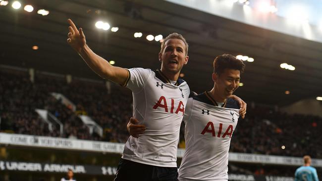 Tottenham Hotspur's English striker Harry Kane (L) celebrates scoring.