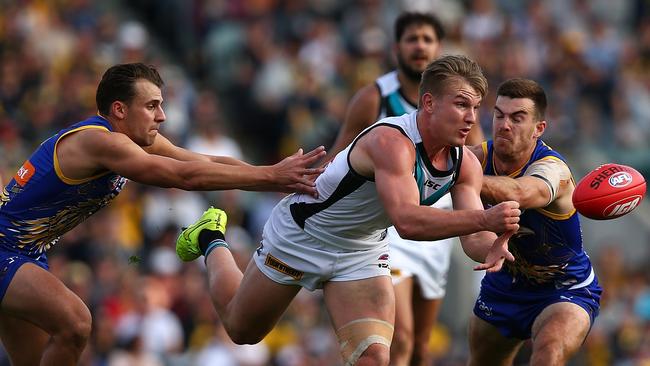 Robbie Gray gets his handball away against the Eagles. Picture: Paul Kane (Getty Images)