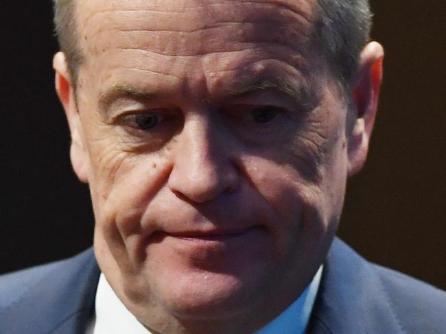 Leader of the Opposition Bill Shorten walks to the stage to speak during the Australian Clean Energy Summit 2017 in Sydney on Tuesday, July 18, 2017. (AAP Image/David Moir) NO ARCHIVING