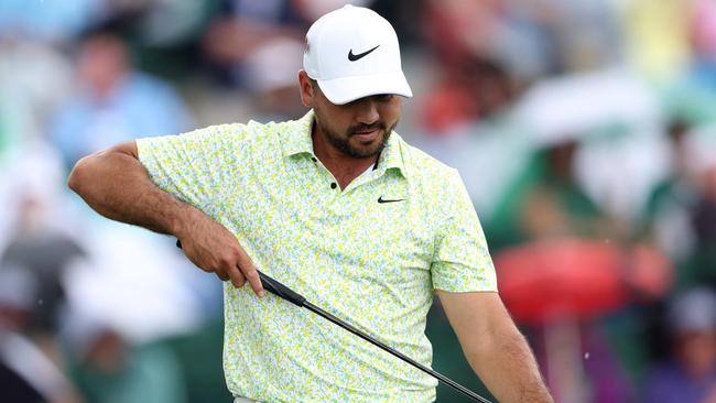 AUGUSTA, GEORGIA - APRIL 07: Jason Day of Australia reacts to his putt on the 18th green during the second round of the 2023 Masters Tournament at Augusta National Golf Club on April 07, 2023 in Augusta, Georgia.   Christian Petersen/Getty Images/AFP (Photo by Christian Petersen / GETTY IMAGES NORTH AMERICA / Getty Images via AFP)