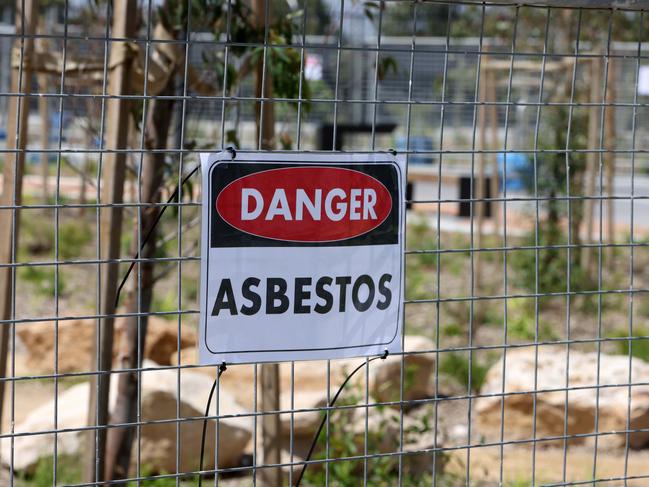 SYDNEY, AUSTRALIA - NewsWire Photos JANUARY 12, 2024: Signage on fences around a closed Sydney's Rozelle Parklands. Sydney's Rozelle Parklands is closed not long after it opened in December last year due to asbestos being found in the park.Picture: NCA NewsWire / Damian Shaw