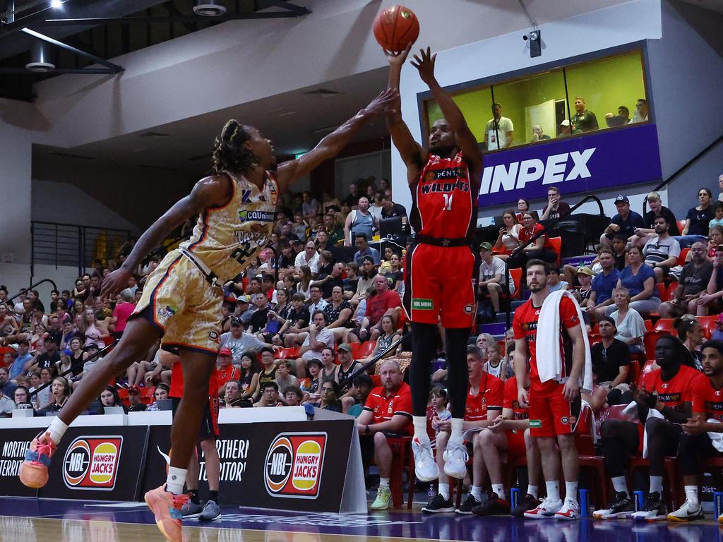 Cotton shoots for two of his 36 points against the Cairns Taipans. Picture: Graham Denholm/Getty Images.