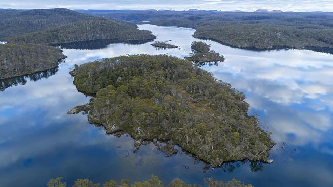 Lake Malbena and Halls Island in the Walls of Jerusalem National Park. Picture: Rob Blakers