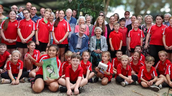 Local legend Fred Hoskins and Olwyn Hoskins with the Wyrallah Public School students he visits regularly to encourage their learning. Picture: Ben Griffin