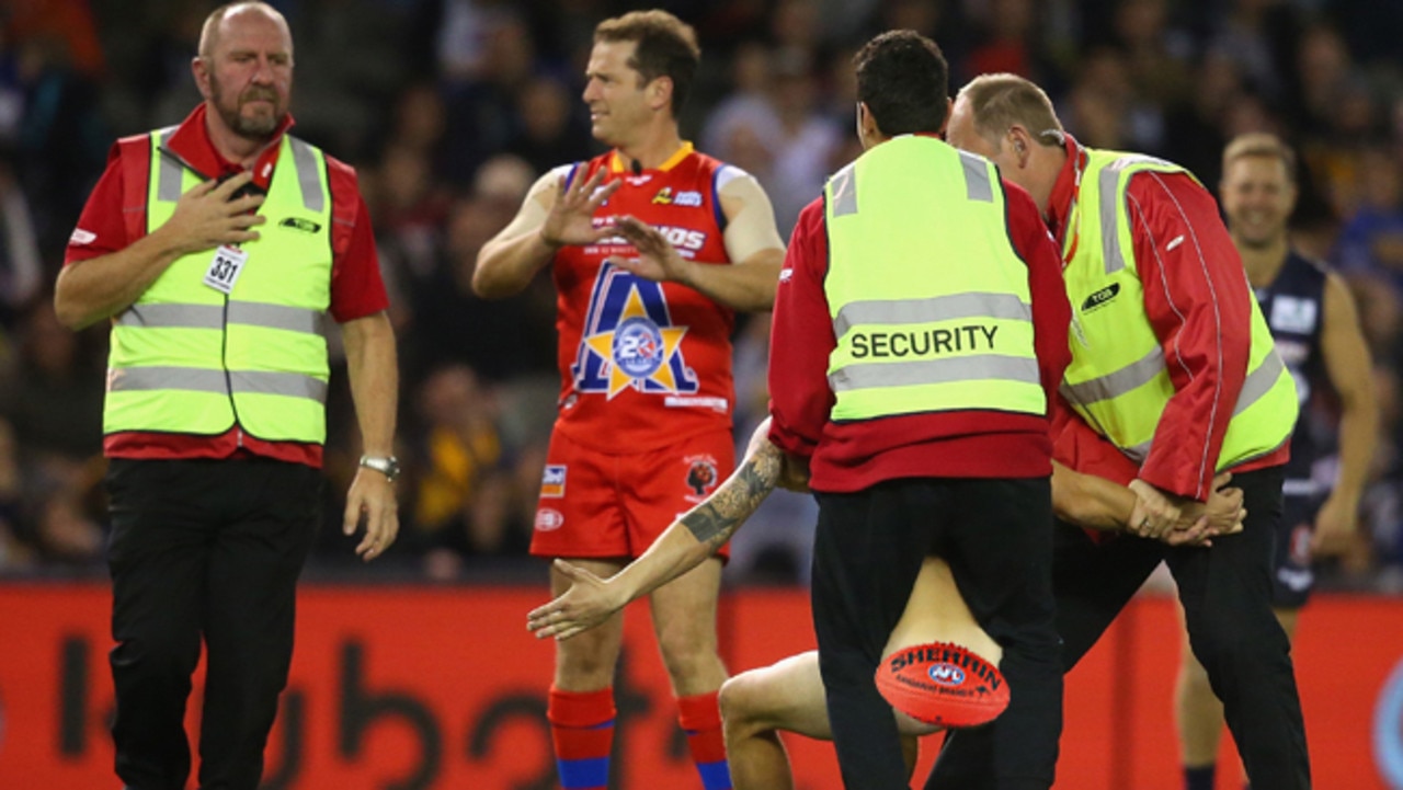 Karl Stefanovic cops an eyeful after a completely naked streaker bombs the  EJ Whitten Legends match | Herald Sun