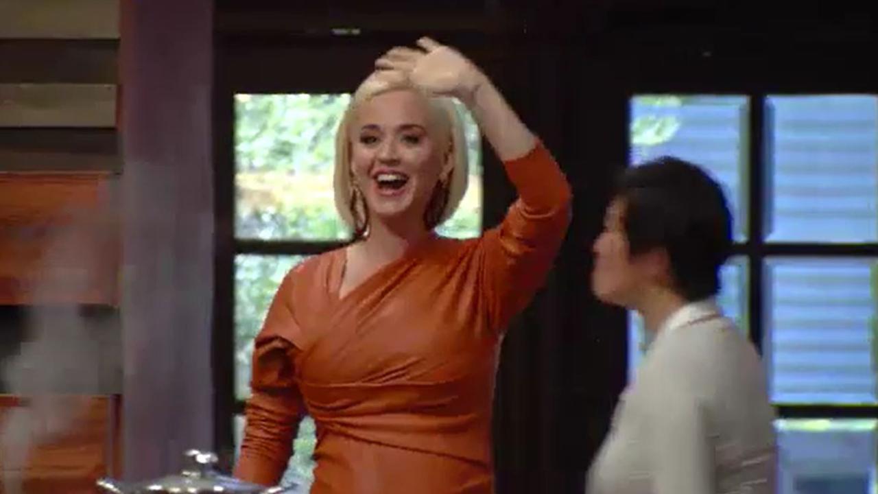 A casual Katy Perry strolling into the kitchen. Picture: Channel 10