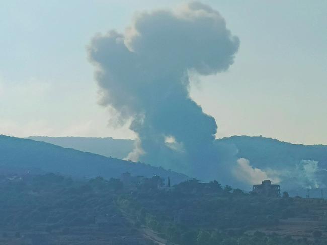 TOPSHOT - Smoke billows from an area targeted by an Israeli airstrike between the southern Lebanese border villages of Zibqin and Yater on August 25, 2024, amid escalations in the ongoing cross-border tensions as fighting continues between Israel and Hamas militants in the Gaza Strip. Hezbollah said early on August 25 it had launched more than 320 rockets at Israel overnight, targeting a string of military positions, even as Israel's military said it was carrying out pre-emptive strikes against the group. (Photo by Kawnat HAJU / AFP)