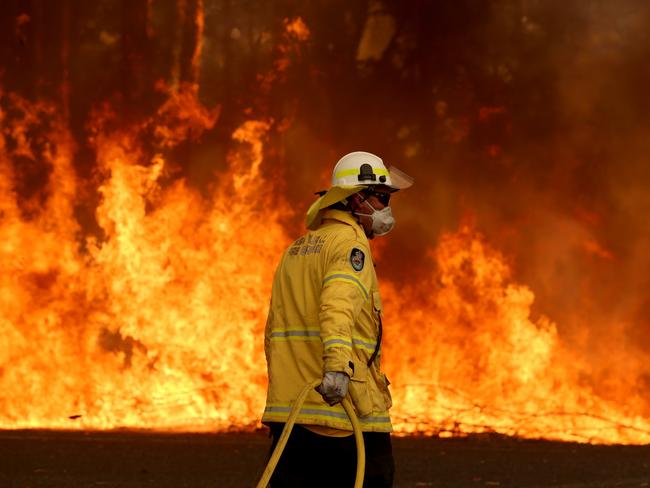 Bushfire at Johns River south of Port Macquarie. Picture Nathan Edwards.