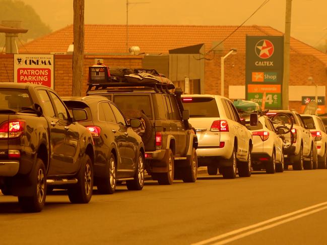 31/12/2019: People queue for petrol in the smoke at Merimbula after bushfires cut off the entire South Coast of NSW. Stuart McEvoy/The Australian.