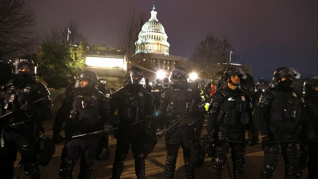 WASHINGTON, DC - JANUARY 06: Police officers in riot gear line up as protesters gather on the U.S. Capitol Building on January 06, 2021 in Washington, DC. Pro-Trump protesters entered the U.S. Capitol building after mass demonstrations in the nation's capital during a joint session Congress to ratify President-elect Joe Biden's 306-232 Electoral College win over President Donald Trump.   Tasos Katopodis/Getty Images/AFP == FOR NEWSPAPERS, INTERNET, TELCOS & TELEVISION USE ONLY ==