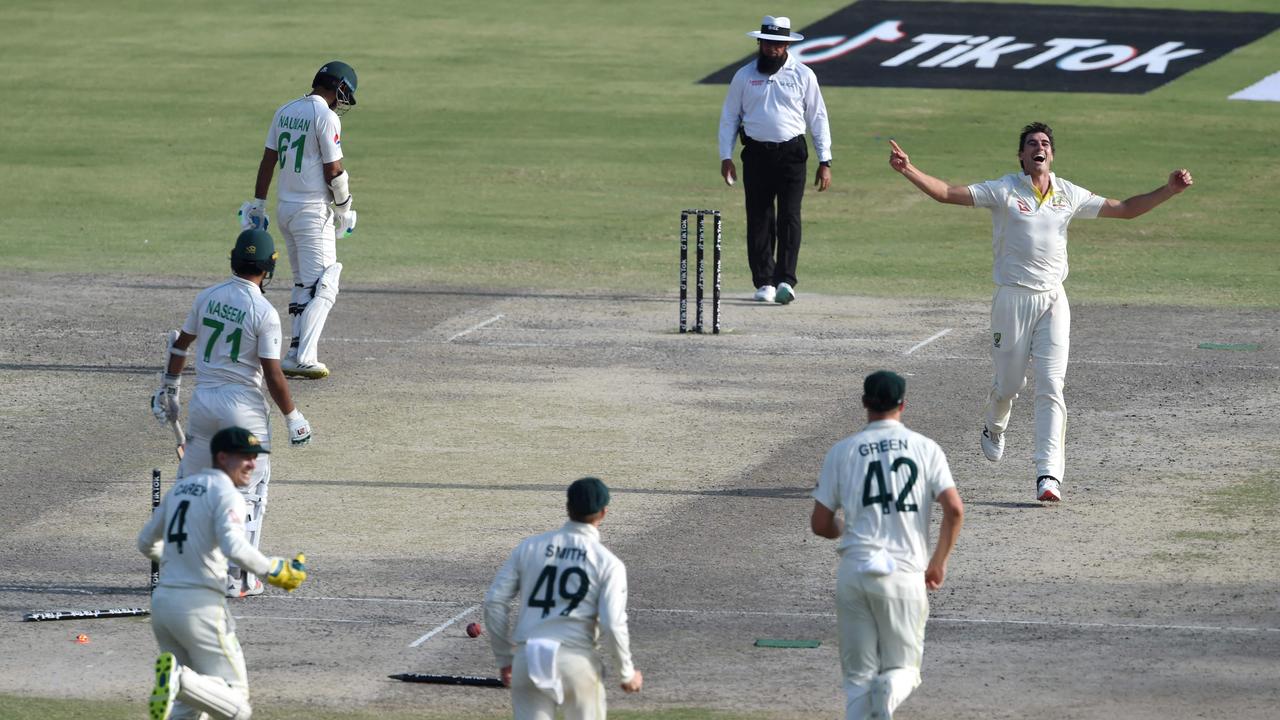 Pat Cummins (R) celebrates with teammates after taking the wicket of Pakistan's Naseem Shah (centre L) to seal Australia’s series win in Lahore on March 25, 2022. Photo: AFP