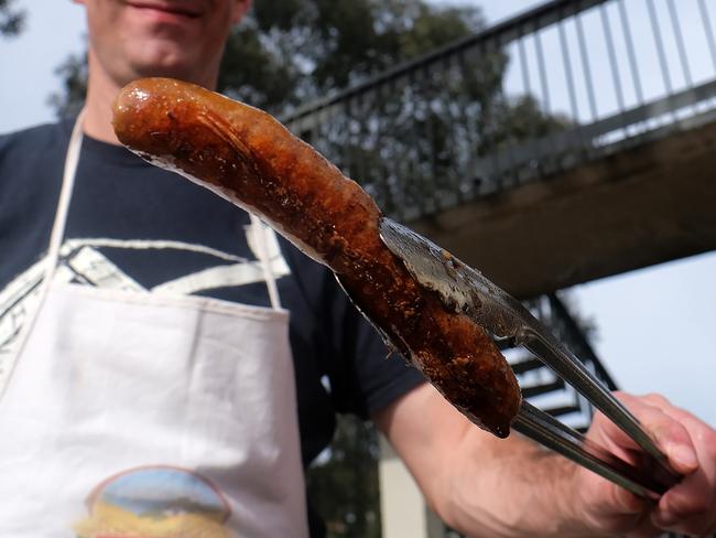 MELBOURNE, AUSTRALIA - NewsWire Photos NOVEMBER 26, 2022: Volunteers are seen selling democracy sausages during the Victorian elections at Moreland Primary SchoolPicture: NCA NewsWire / Luis Enrique Ascui