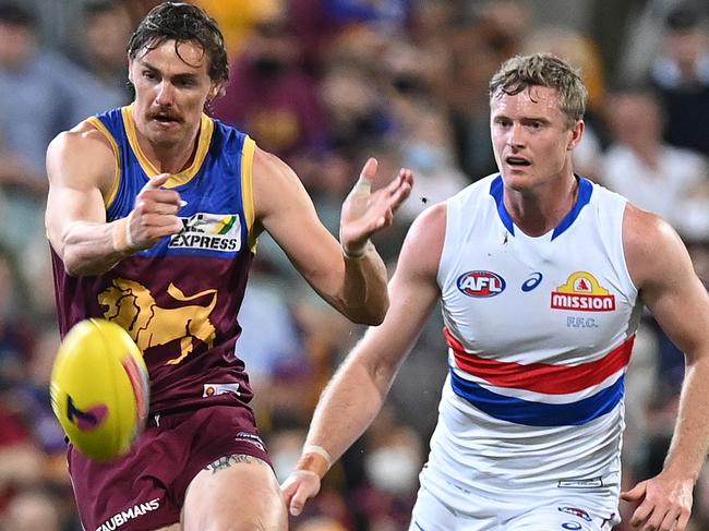 BRISBANE, AUSTRALIA - SEPTEMBER 04: Joe Daniher of the Lions kicks on goal during the AFL First Semi Final Final match between Brisbane Lions and the Western Bulldogs at The Gabba on September 04, 2021 in Brisbane, Australia. (Photo by Bradley Kanaris/Getty Images)