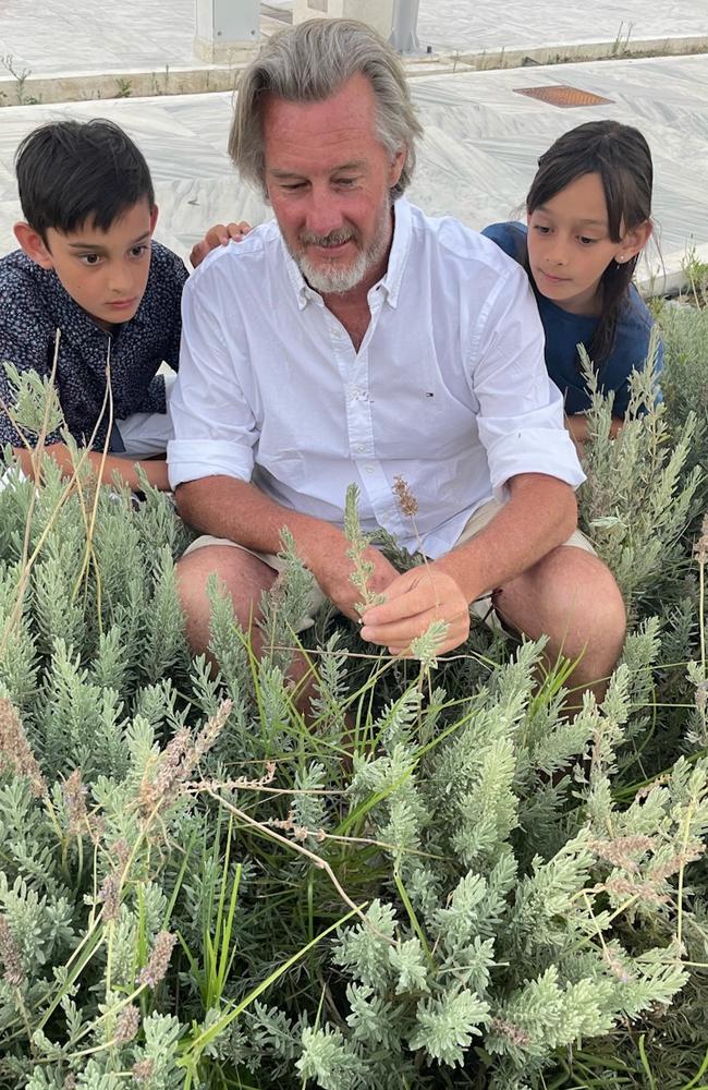 Barry Du Bois with his twins Bennet and Arabella. Picture: Instagram.