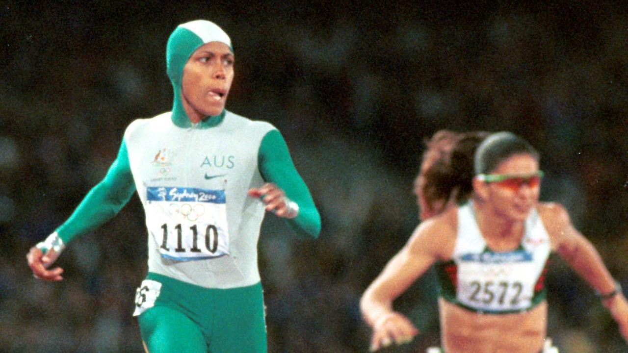 25/09/2000. Cathy Freeman crosses the finish line to win the gold medal in the 400m at Olympic Stadium in Sydney. Mexico's Ana Guevara is at right. (AP Photo/Doug Mills). Day 10. 2000 Olympic Games. Sydney Olympics.