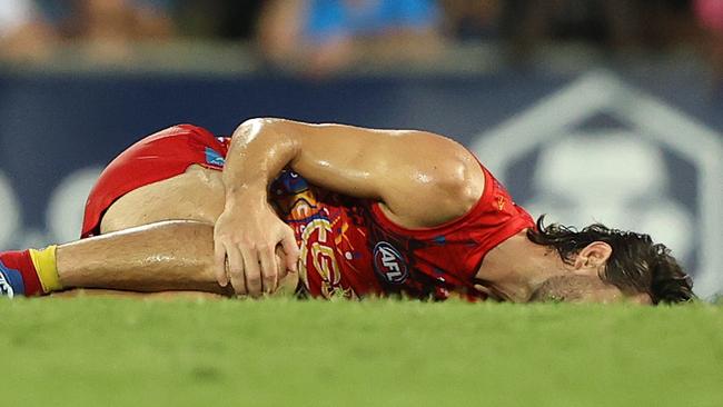 Lachie Weller in agony after hurting his knee while sprinting down field. Picture: Robert Cianflone/Getty Images)