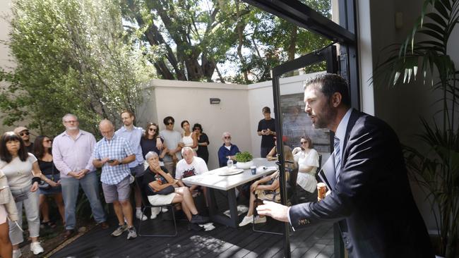 Auctioneer Tim Snell and a crowd at the auction of an apartment at 191-195 Bridge Road in Glebe.Picture: Damian Shaw/NewsWire