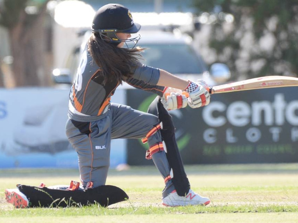 Rianna Carlson pulls a short ball through mid-wicket for the NT under-18 women's side. Picture: Darren Howe/Bendigo Advertiser