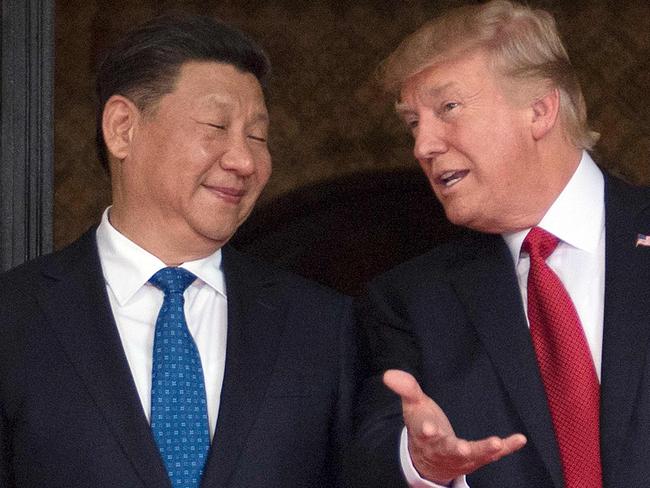 US President Donald Trump speaks with Chinese President Xi Jinping at the Mar-a-Lago estate in West Palm Beach, Florida, on April 6, 2017.  / AFP PHOTO / JIM WATSON