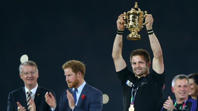 Richie McCaw lifts the Webb Ellis Cup following New Zealand’s victory in the 2015 Rugby World Cup.