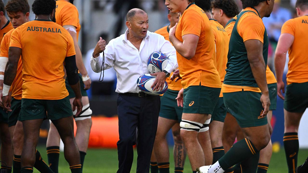 Australia's head coach Eddie Jones leads warm up. Photo by SEBASTIEN BOZON / AFP.